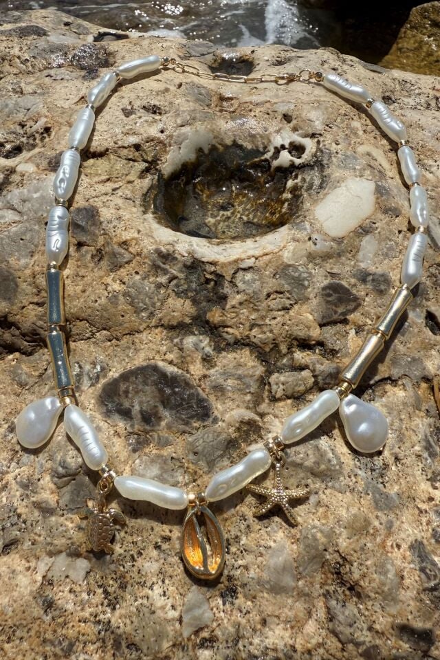 Küçük Charmlı İnci Kolye