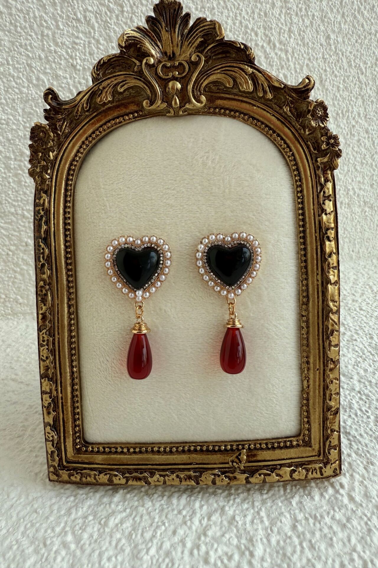 Siyah Kalpli Vintage Küpe